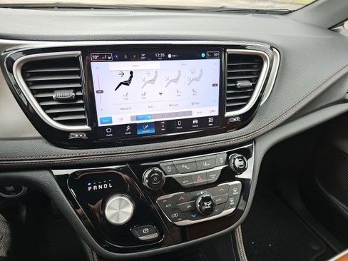 Used 2026 Chrysler Pacifica Pinnacle image 21
