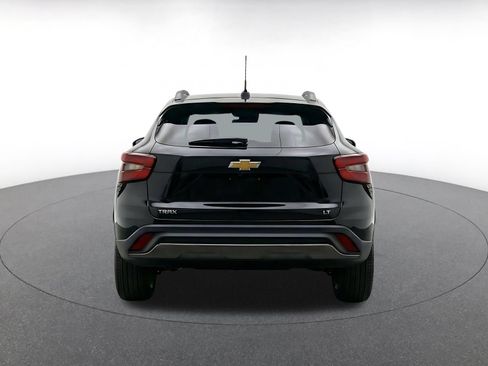 Used 2025 Chevrolet Trax LT FWD image 8