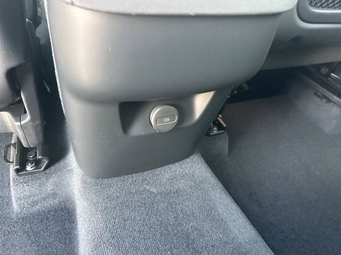 Certified 2025 Volvo XC90 B6 Plus image 16