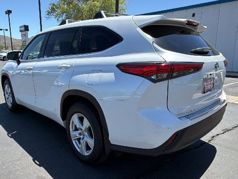 Used 2023 Toyota Highlander LE AWD/4WD image 5