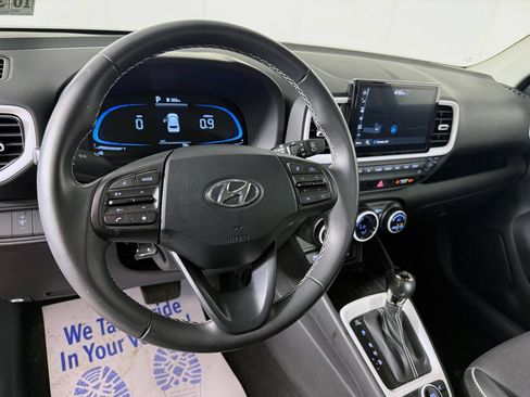 Certified 2025 Hyundai Venue Limited FWD image 23