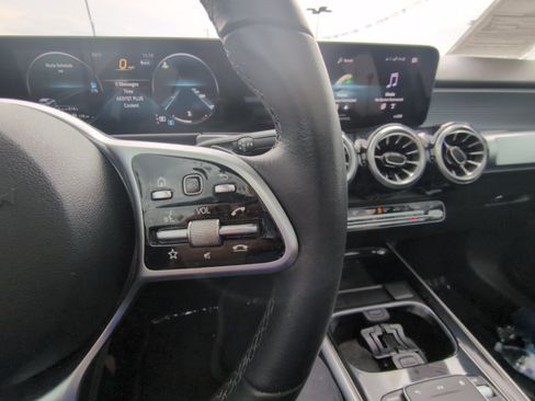 Used 2022 Mercedes-Benz GLB 250 4MATIC image 25