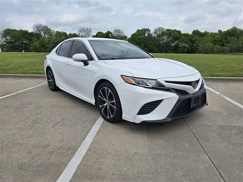 Used 2018 Toyota Camry SE w/ Convenience Package image 8