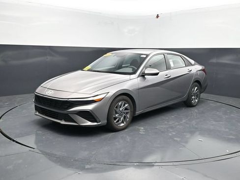 Used 2024 Hyundai Elantra SEL FWD image 3