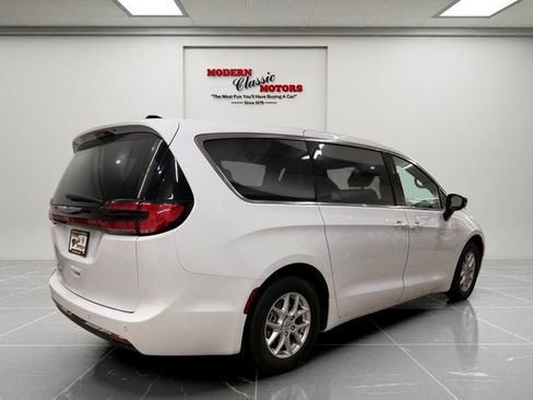 Used 2024 Chrysler Pacifica Touring-L FWD image 7