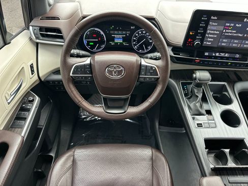 Used 2023 Toyota Sienna Platinum FWD image 17