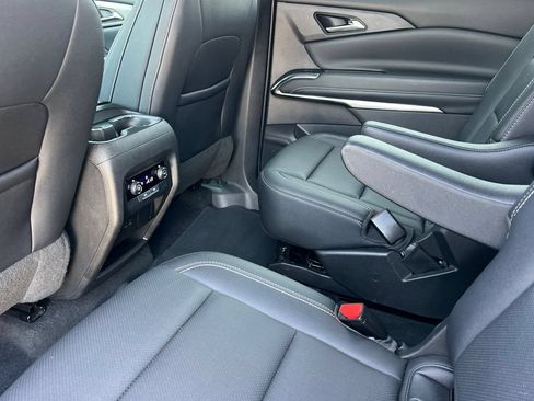 Used 2025 Chevrolet Traverse LT FWD image 16