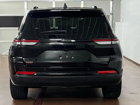 Used 2023 Jeep Grand Cherokee Altitude AWD/4WD image 4
