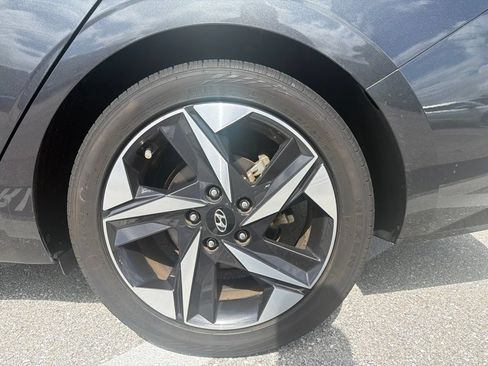 Used 2021 Hyundai Elantra SEL w/ Convenience + Premium Package FWD image 10