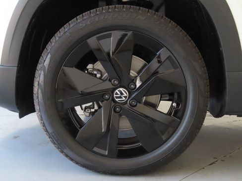 New 2026 Volkswagen Taos SE FWD image 28