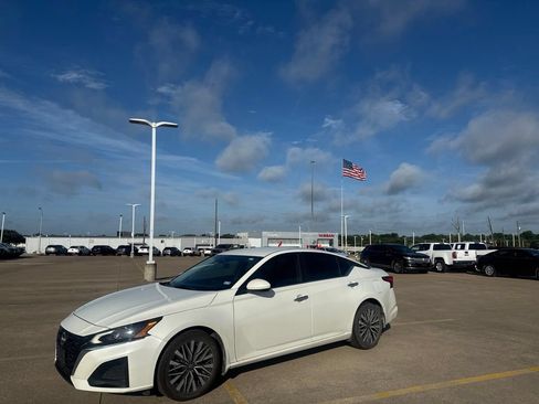 Certified 2023 Nissan Altima 2.5 SV FWD image 7