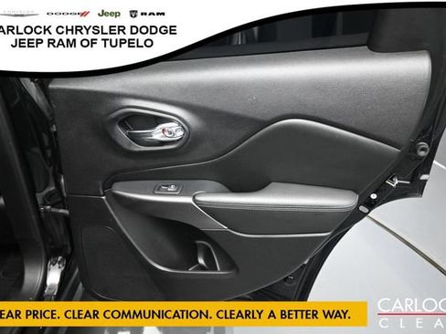 Used 2021 Jeep Cherokee Latitude FWD image 29