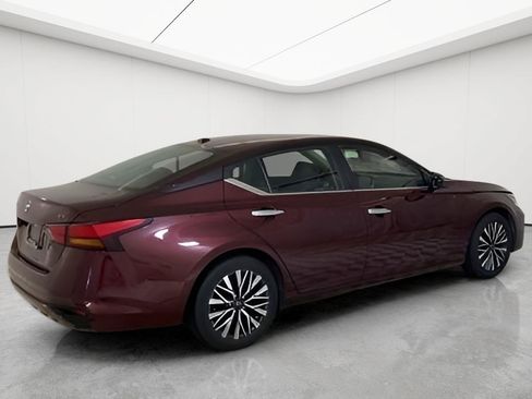 Used 2024 Nissan Altima 2.5 SV FWD image 3