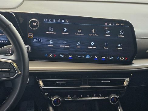 Used 2025 Chevrolet Traverse LT FWD image 16