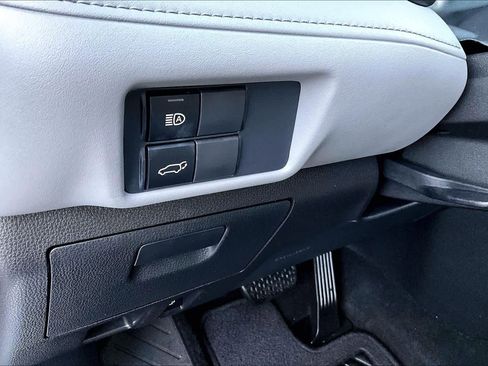 Used 2021 Toyota Highlander XLE image 32