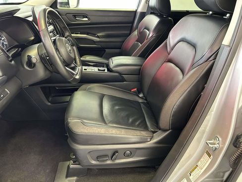 Used 2025 Nissan Pathfinder SL AWD/4WD image 12