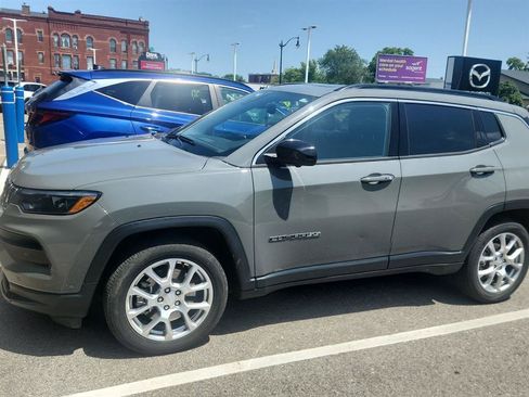 Used 2023 Jeep Compass Latitude w/ Sun and Sound Group AWD/4WD image 7