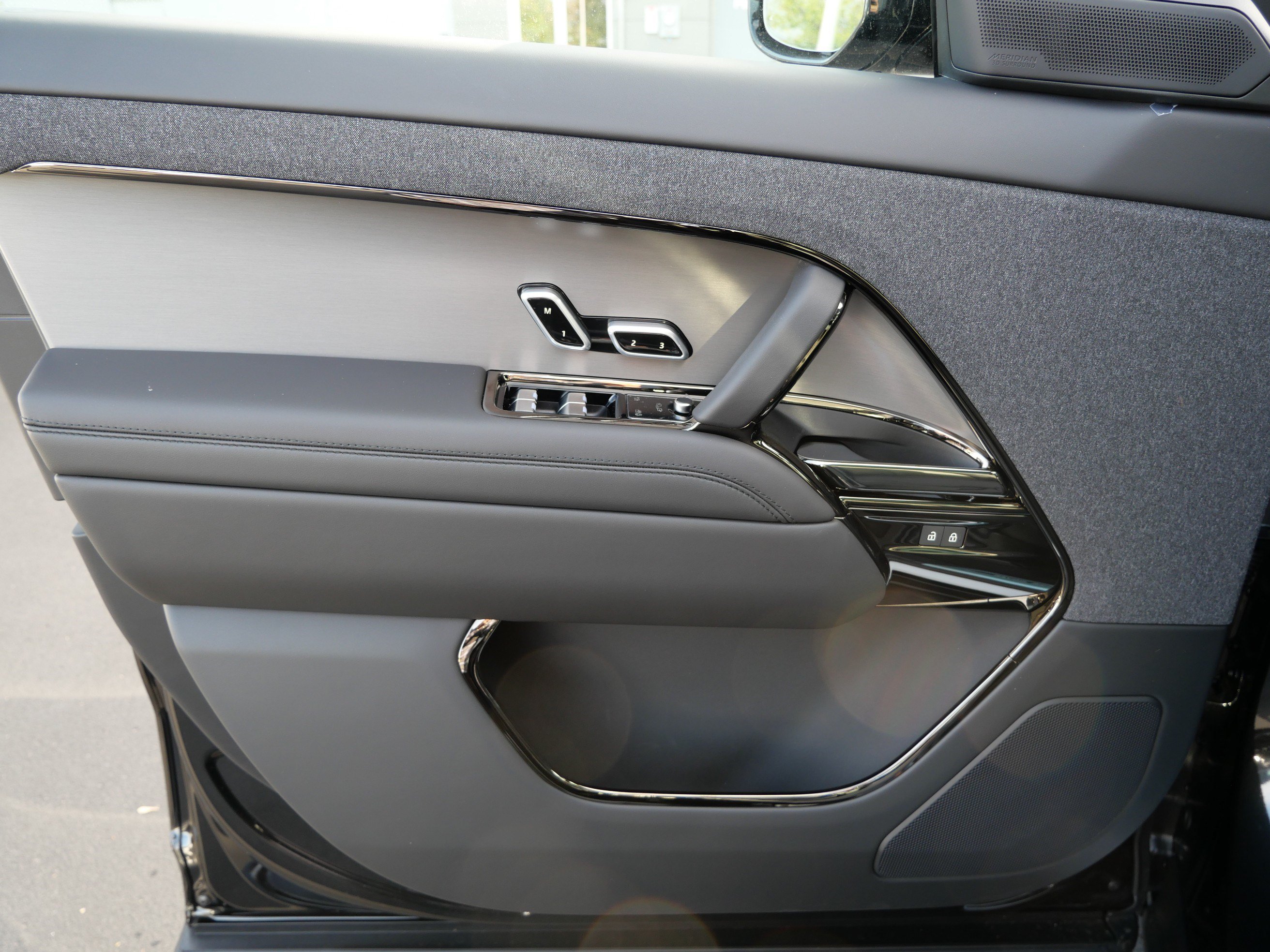 New 2027 Land Rover Range Rover Sport SE AWD/4WD image 3