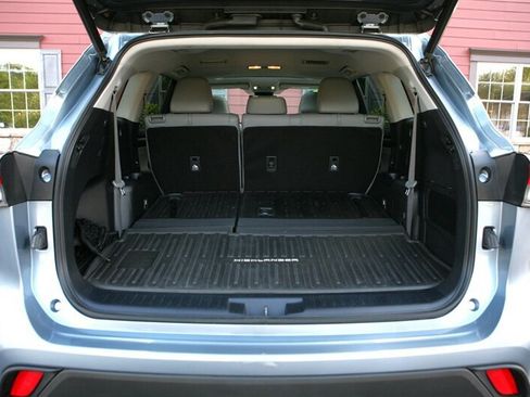 Used 2020 Toyota Highlander XLE AWD/4WD image 16