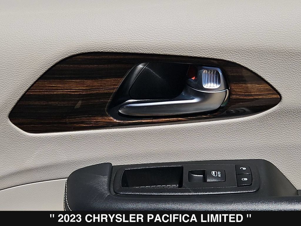 Used 2023 Chrysler Pacifica Limited w/ Uconnect Theater Family Group FWD image 29