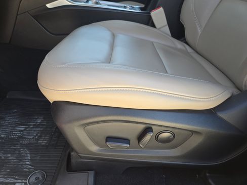 Used 2022 Ford Explorer XLT w/ Equipment Group 202A image 22