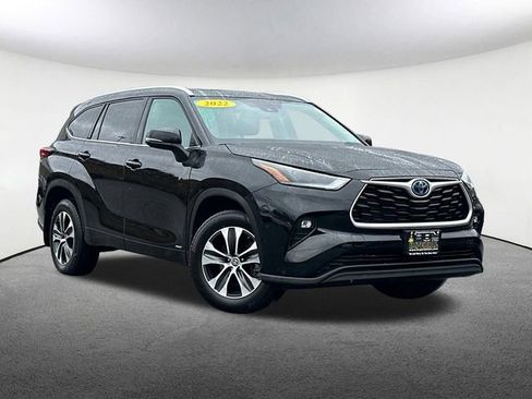 Used 2022 Toyota Highlander XLE AWD/4WD image 2