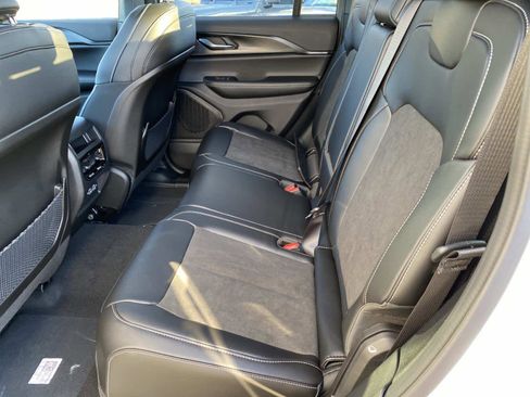 New 2025 Jeep Grand Cherokee Laredo image 7