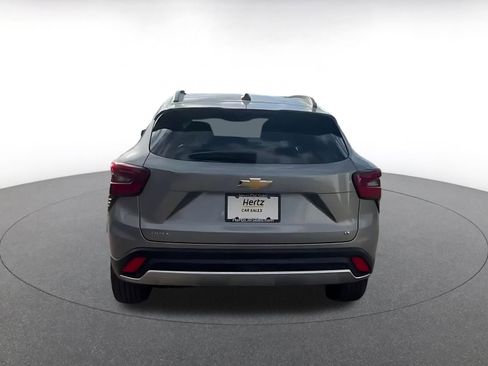 Used 2025 Chevrolet Trax LT FWD image 12