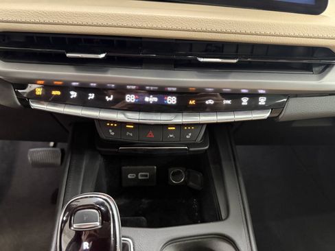 Used 2024 Cadillac XT4 Luxury w/ Cold Weather Package FWD image 19
