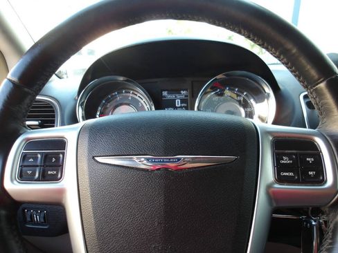 Used 2011 Chrysler Town & Country Touring FWD image 15