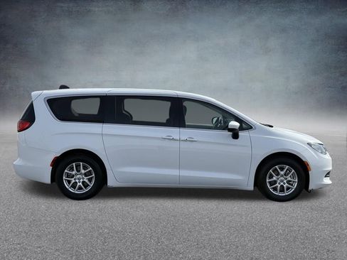 Used 2023 Chrysler Voyager LX image 2