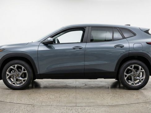 Used 2025 Chevrolet Trax LT w/ LT Convenience Package FWD image 5
