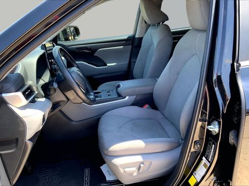 Used 2023 Toyota Highlander LE FWD image 8