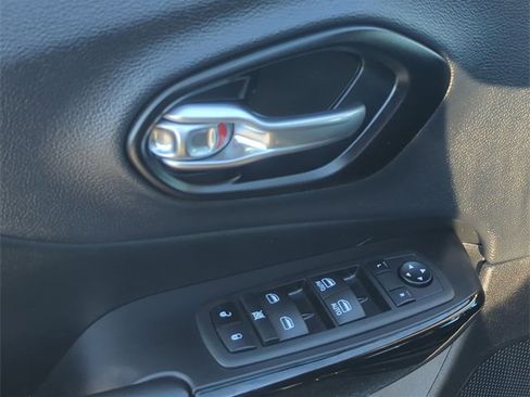 Used 2023 Jeep Cherokee Altitude Lux image 13