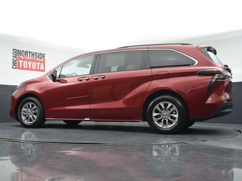Used 2025 Toyota Sienna XLE FWD image 30