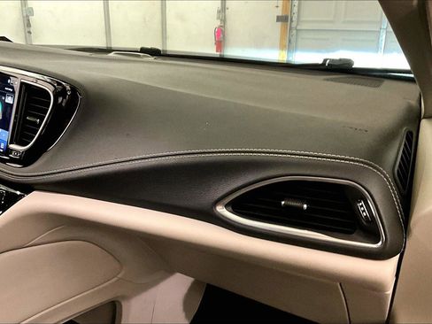Used 2022 Chrysler Pacifica Limited image 15