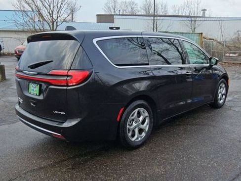 Used 2024 Chrysler Pacifica Limited FWD image 8