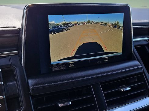 Used 2024 Chevrolet Suburban LT RWD image 23