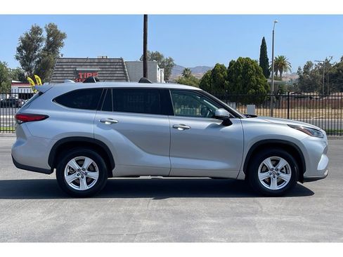 Used 2021 Toyota Highlander L FWD image 7