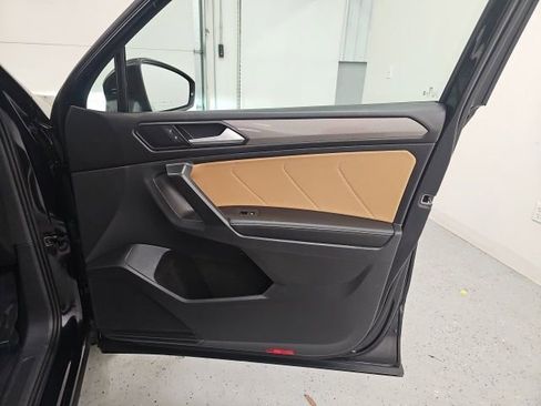 Used 2023 Volkswagen Tiguan SE w/ Panoramic Sunroof Package image 34