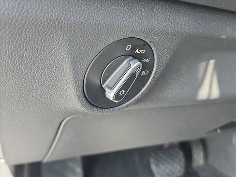 Used 2024 Volkswagen Jetta SE FWD image 9