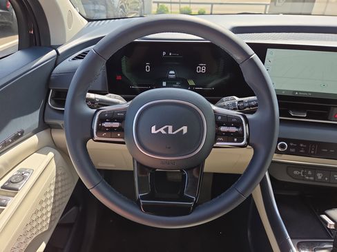 Used 2025 Kia Carnival EX FWD image 13