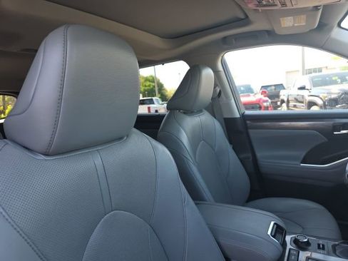 Used 2022 Toyota Highlander Limited image 10