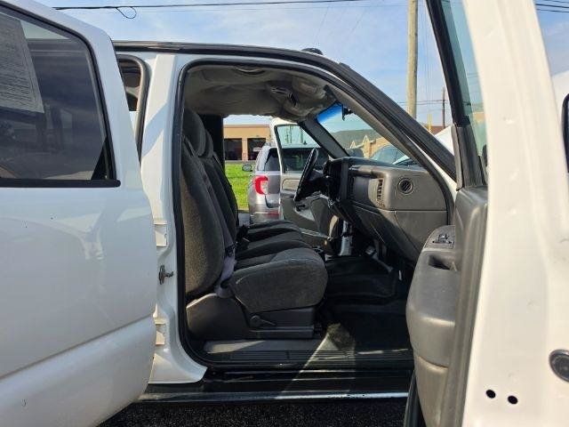 Used 2004 Chevrolet Silverado 2500 LS w/ Heavy-Duty Power Package AWD/4WD image 28
