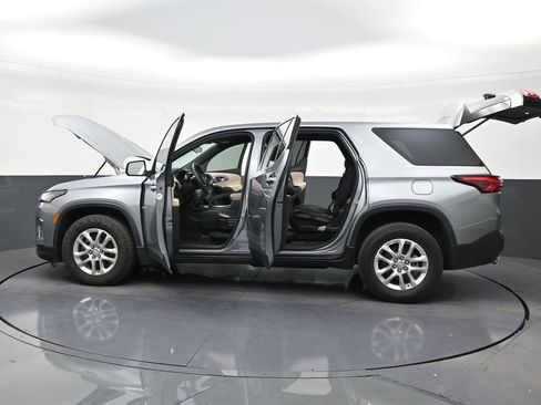 Used 2023 Chevrolet Traverse LS FWD image 30