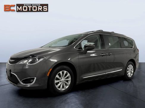Used 2018 Chrysler Pacifica Touring-L FWD image 2