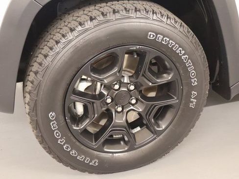 Used 2022 Jeep Cherokee Trailhawk w/ Comfort/Convenience Group AWD/4WD image 8