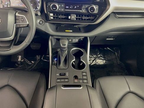 Certified 2024 Toyota Highlander XLE image 26