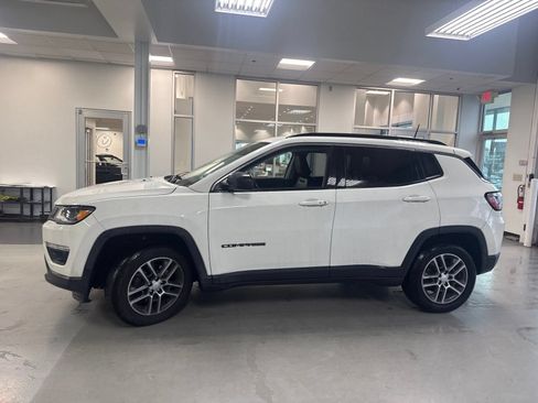 Used 2017 Jeep Compass Latitude FWD image 11
