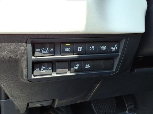 Used 2024 Toyota Sequoia Capstone AWD/4WD image 9